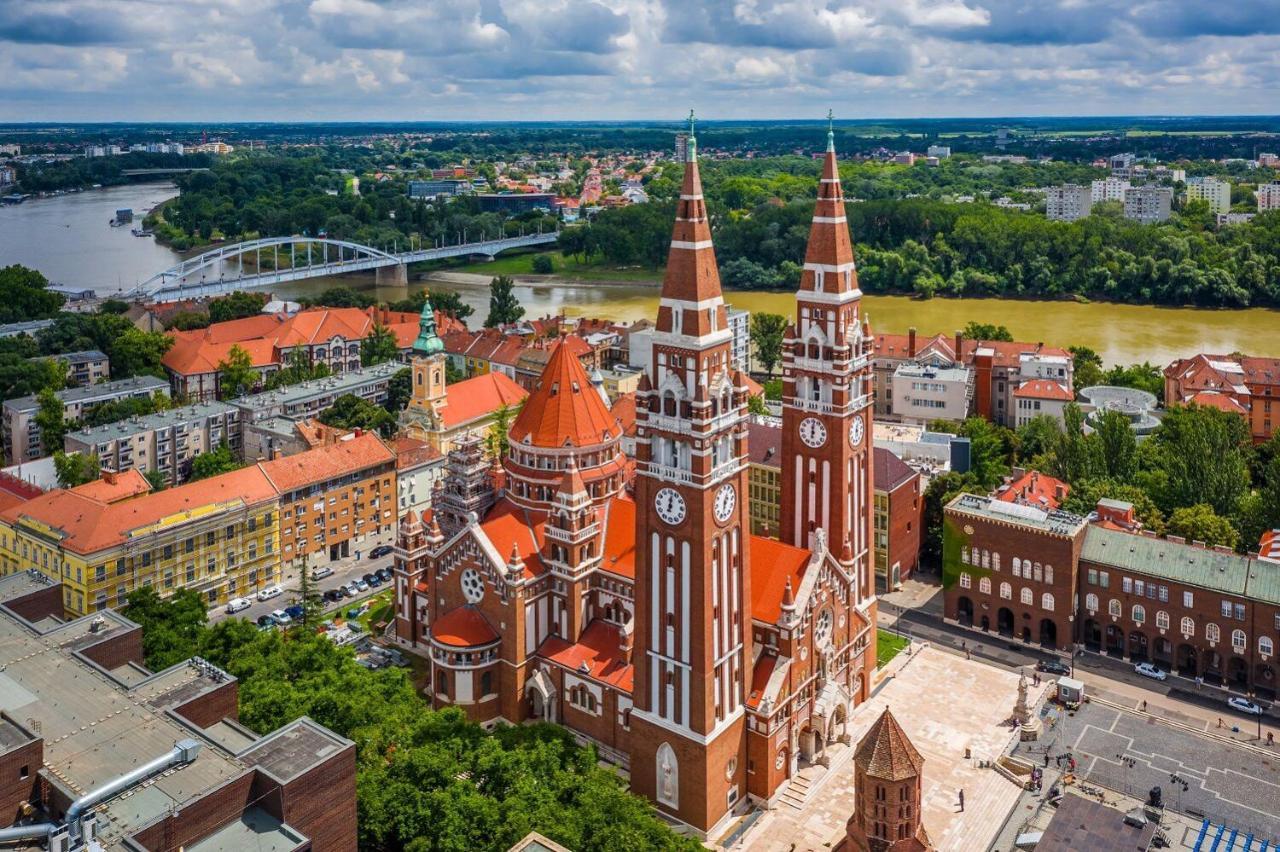 Rudi Es Ficko Lakosztaly Apartment Сегед Екстериор снимка